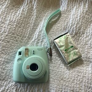 INSTAX POLAROID CAMERA MINI 9